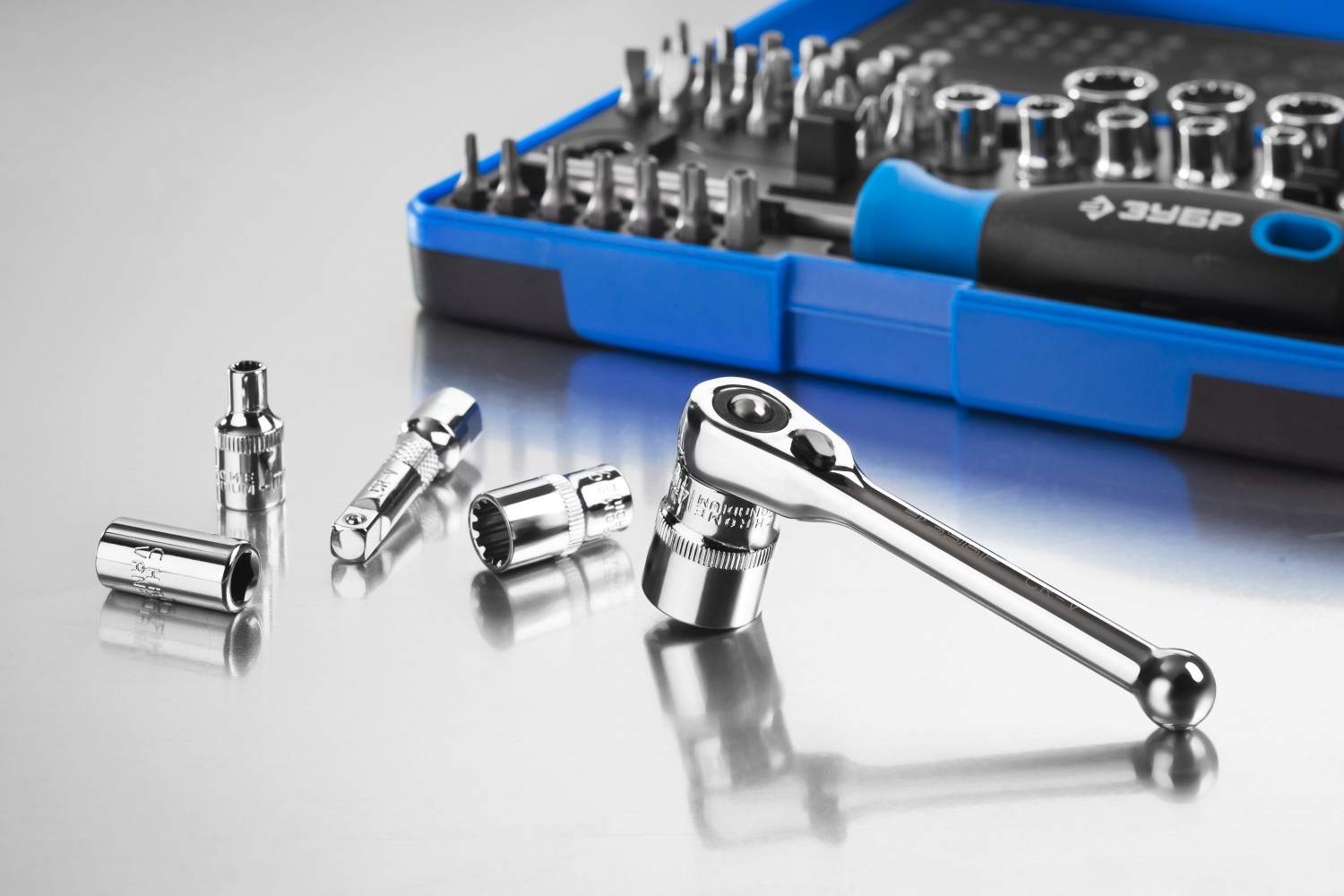 ЗУБР 47 шт, набор отверток с двухкомп рукояткой, насадки и мини трещоткой 25283-H47 купить по цене 1 414 ₽ в интернет магазине ТЕХСАД