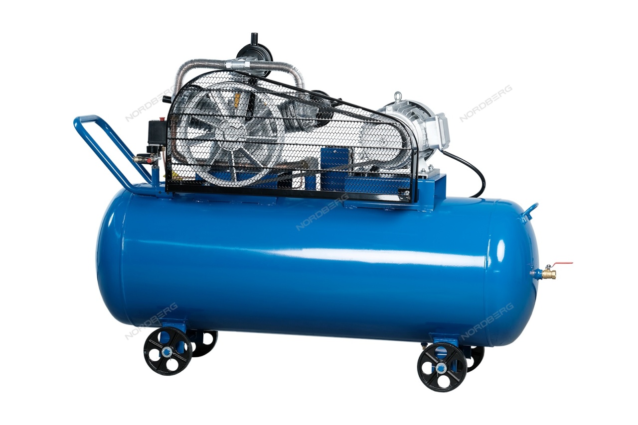 Компрессор поршневой, ременной NORDBERG NCE300/800 купить по цене 133 458 ₽ в интернет магазине ТЕХСАД