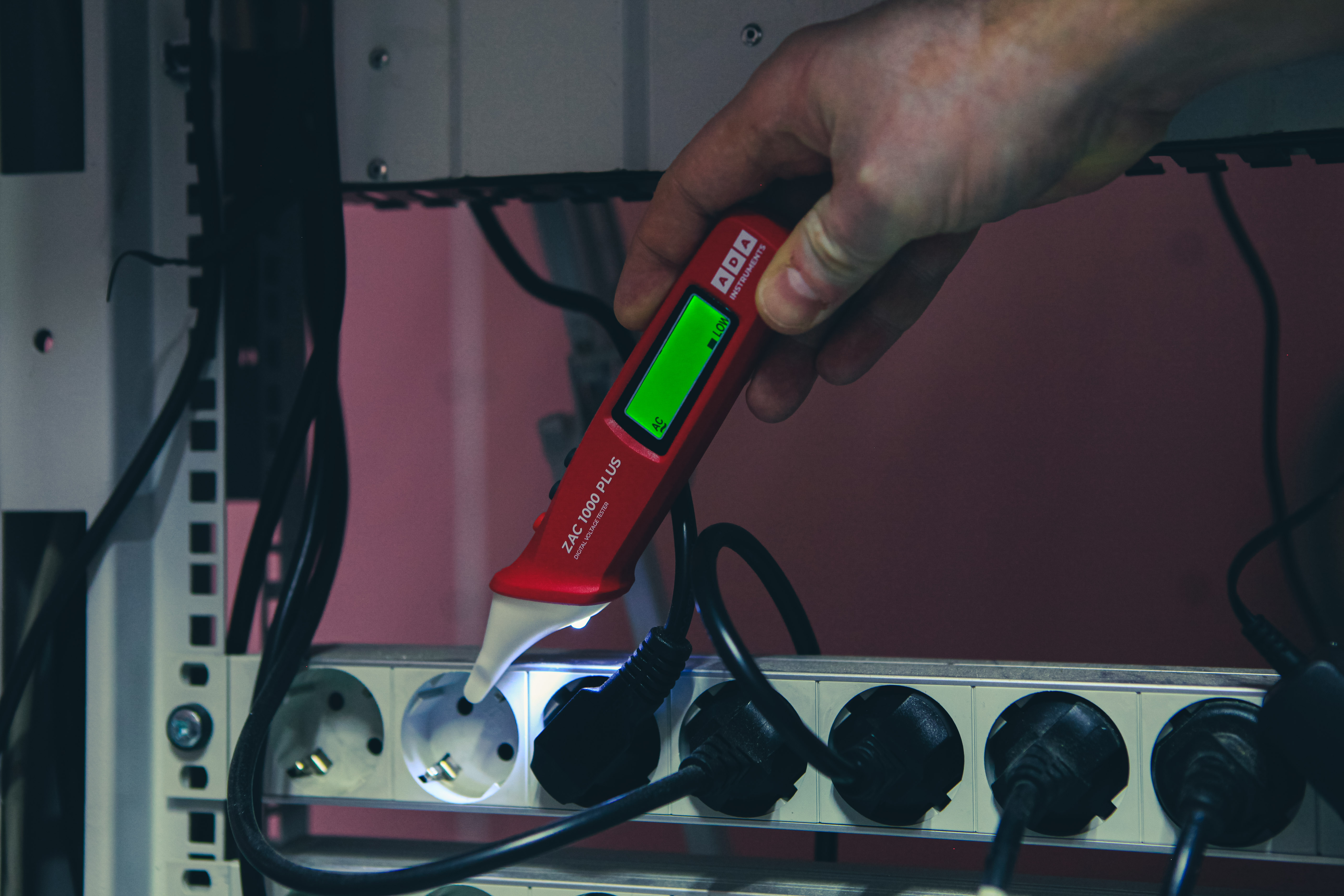 Детектор напряжения и проводки ADA ZAC 1000 PLUS купить по цене 690 ₽ в интернет магазине ТЕХСАД