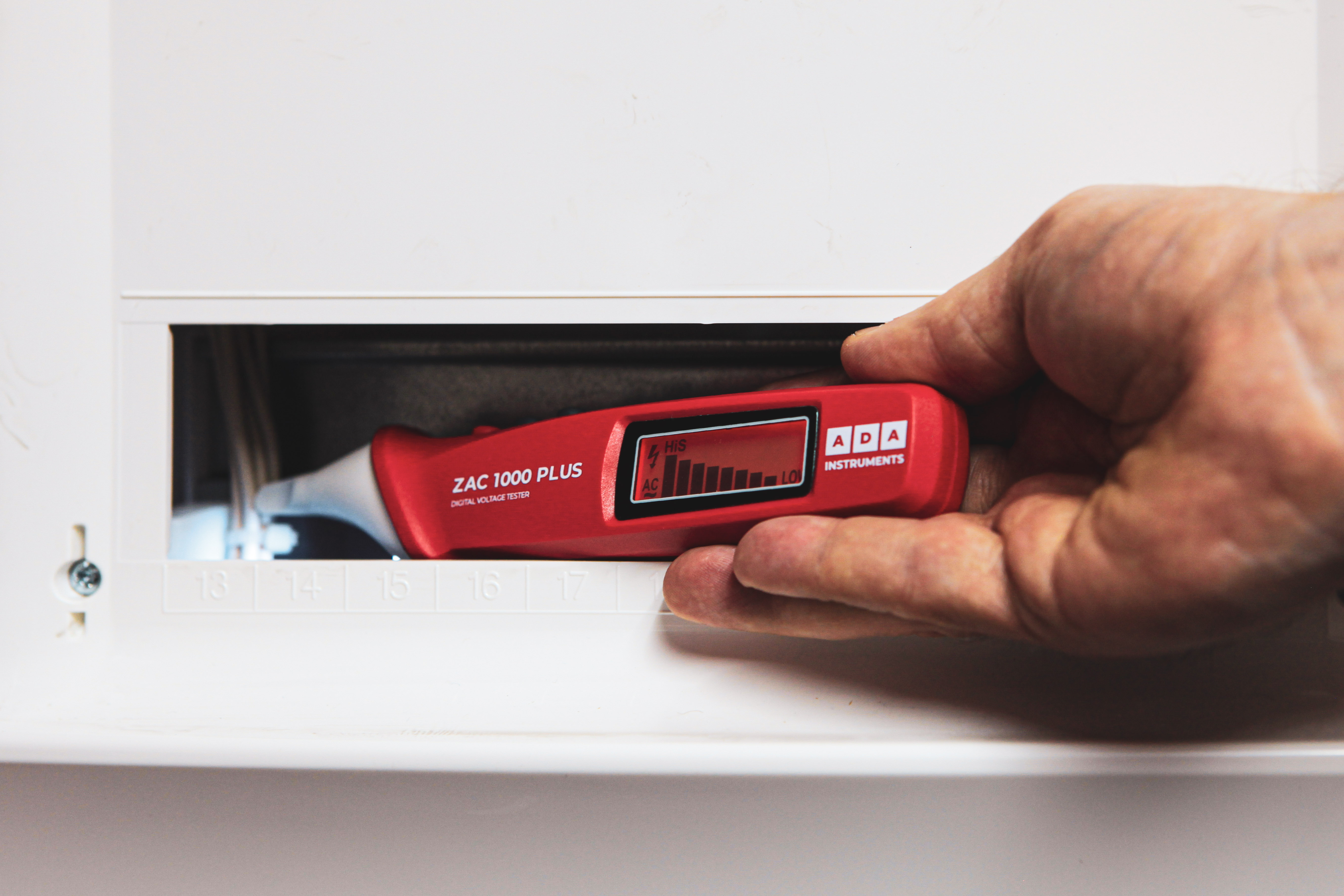 Детектор напряжения и проводки ADA ZAC 1000 PLUS купить по цене 690 ₽ в интернет магазине ТЕХСАД