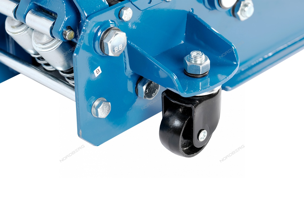 Домкрат подкатной 3,5 т, низкопрофильный NORDBERG N3204 купить по цене 17&nbsp;823 ₽ в интернет магазине ТЕХСАД