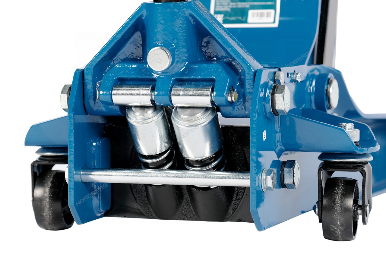 Домкрат подкатной 3,5 т, низкопрофильный NORDBERG N3204 купить по цене 17&nbsp;823 ₽ в интернет магазине ТЕХСАД