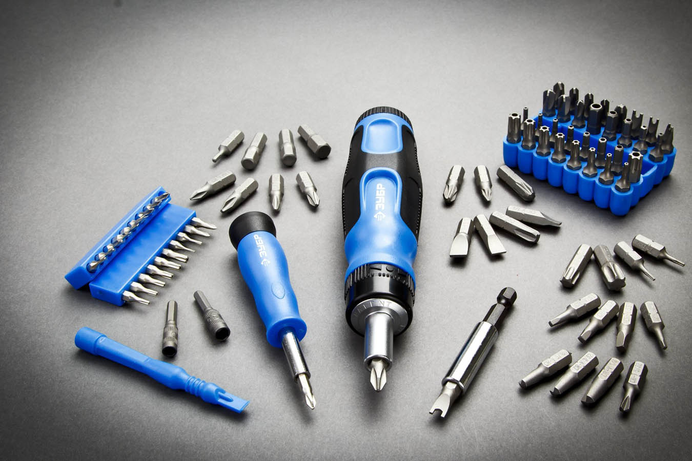 ЗУБР 129 шт., отвертка реверсивная в наборе с битами 25237-H129 Профессионал купить по цене 3 330 ₽ в интернет магазине ТЕХСАД